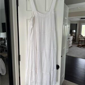 Elegant White Sleeveless Dress